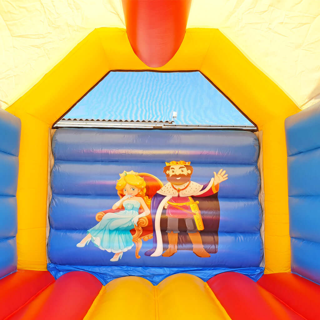 Aufblasbare  Innenwand mit Aufdruck von einem König und seiner Prinzessin.
