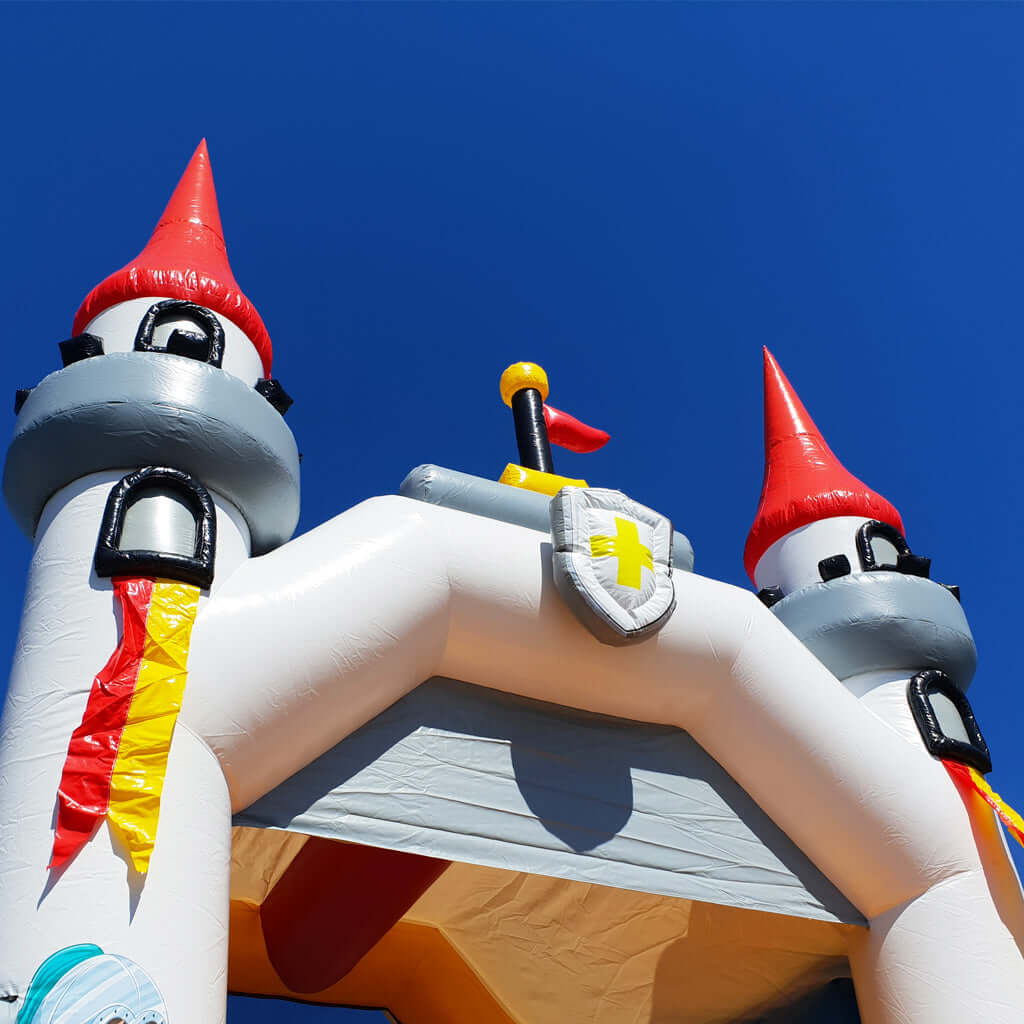 Torbogen bzw. Einstiegbogen von der Schloss Hüpfburg, mit einem aufblasbarem Wappen und zwei Fahnen.