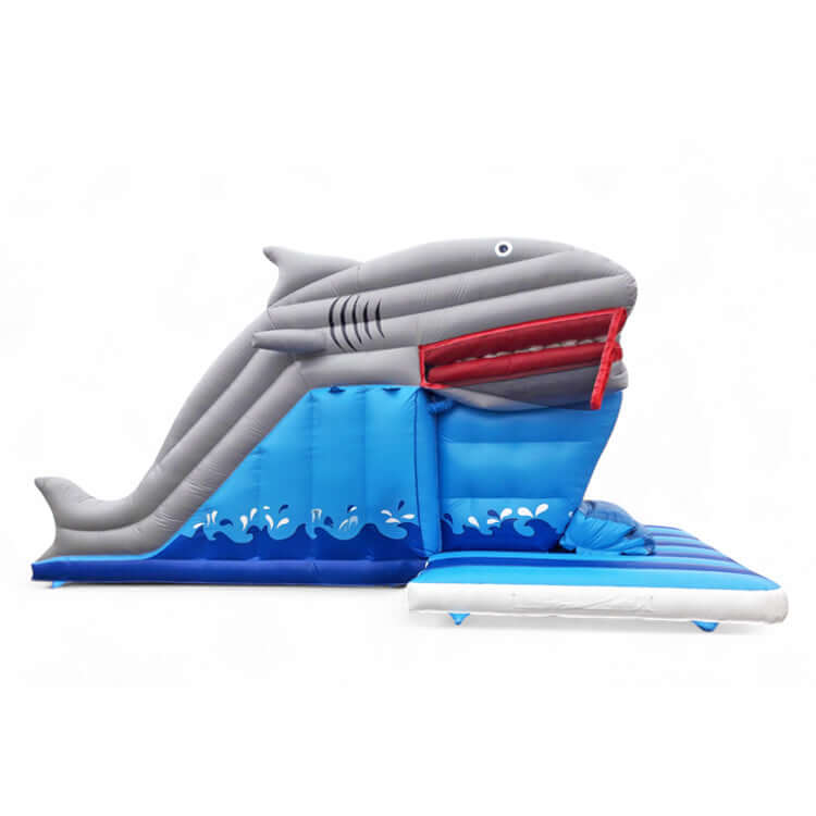 Seitenansicht Hüpfburg Snappy Maulrutsche Hai in Grau-Blau mit Haifischdesign, offener Rutsche und Wasseroptik – aufblasbares Action-Modul für Kinder