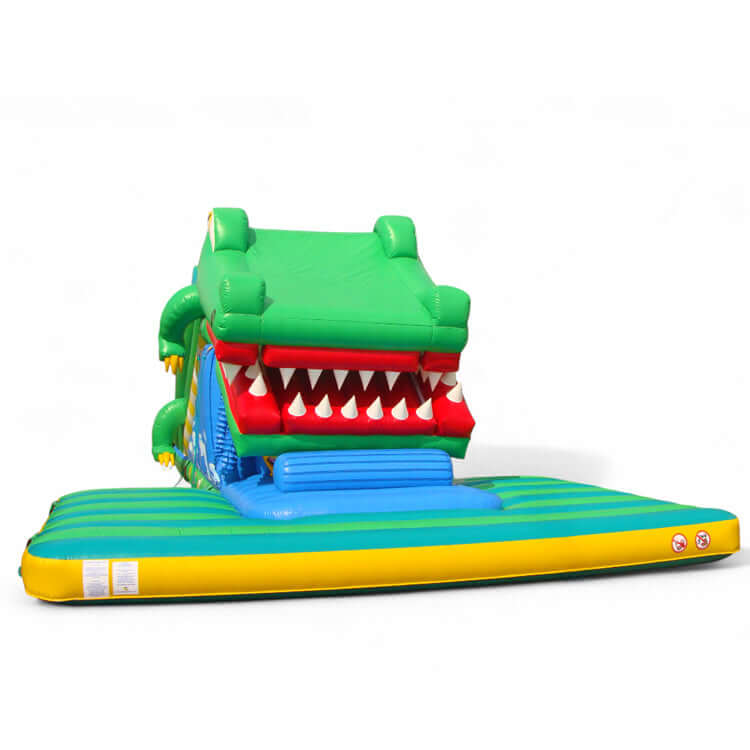 Front Hüpfburg Snappy Maulrutsche Krokodil mit grünem Krokodilkopf, großer Schnauze, Rutsche und Wasseroptik – perfektes Eventmodul für Kinder