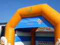 Hüpfburg oberer Teil mit einem Logo am Dach