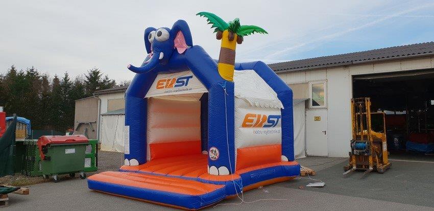 Hüpfburg mit leuchtenden Farben