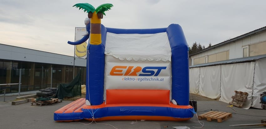 Hüpfburg mit einer Palme von der Seite