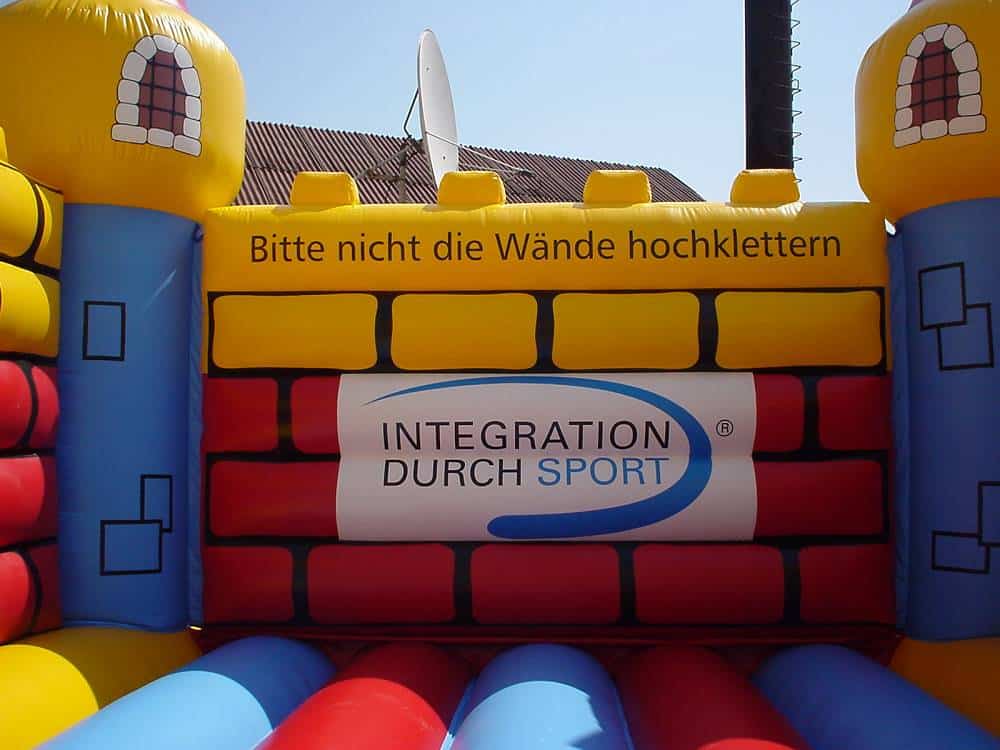 Hüpfburg von Innen mit aufgemalten Fenster