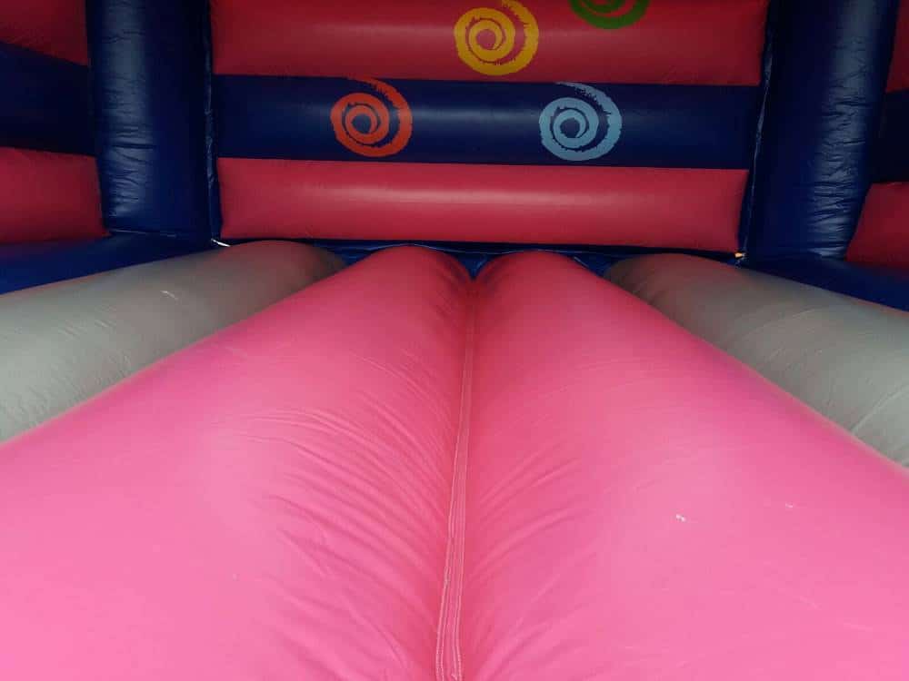 Hüpfburg mit Spirealenmuster an der Rückwand von innen