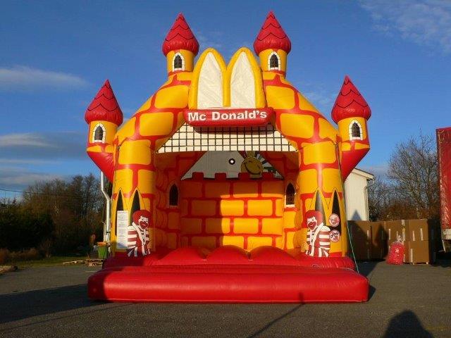 Aufblasbare Hüpfburg mit einem großem M auf dem Dach