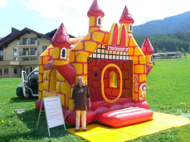 Hüpfburg Mc Donald´s mit Dach und Türmen - Aufblasbare Werbung | Werbeträger | Inflatables online kaufen! Hüpfburg Mc Donald´s mit Dach und Türmen - Aufblasbare Werbung | Werbeträger | Inflatables online kaufen!