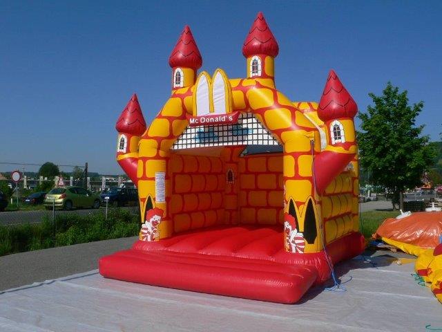 Hüpfburg im Schloss Stil und einem Baum auf der rechten Seite