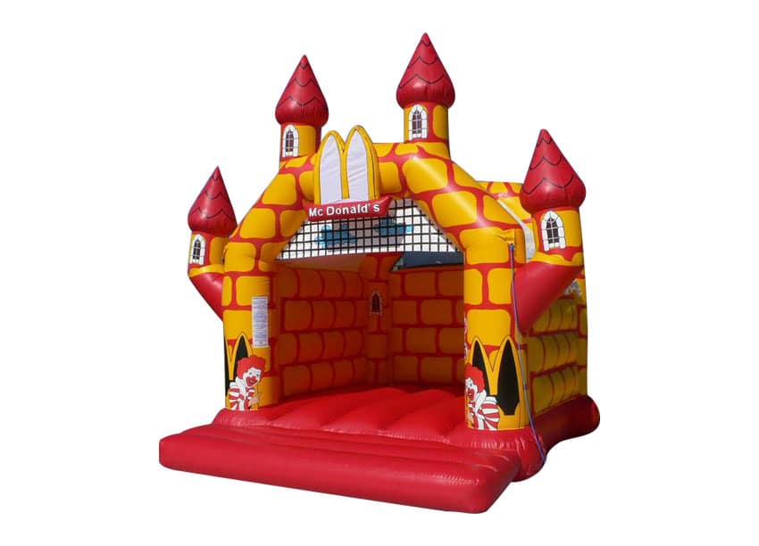 Aufblasbare Hüpfburg mit Türmen und weißen Hintergrund