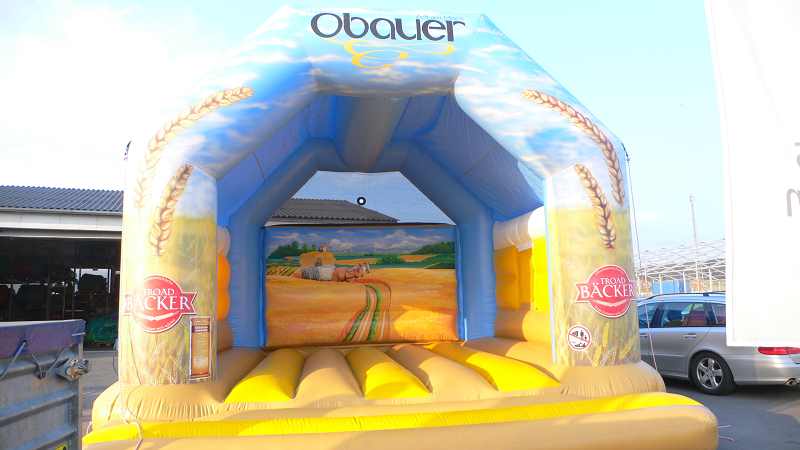 Hüpfburg Bäckerei Obauer mit Fenster - Aufblasbare Werbung | Werbeträger | Inflatables online kaufen! Hüpfburg Bäckerei Obauer mit Fenster - Aufblasbare Werbung | Werbeträger | Inflatables online kaufen!