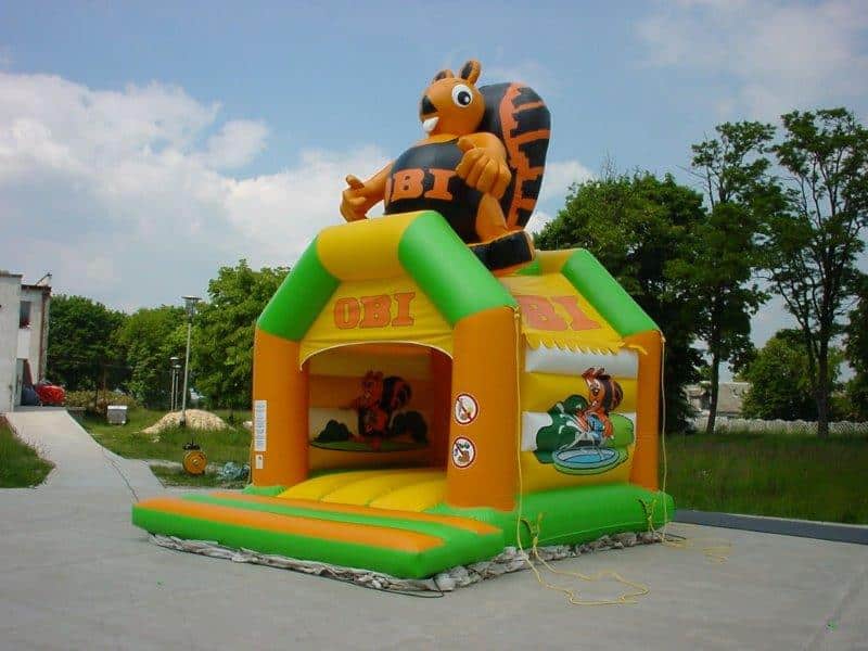 Hüpfburg auf einem Betonplatz mit einem riesigen Eichkätzchen auf dem Dach