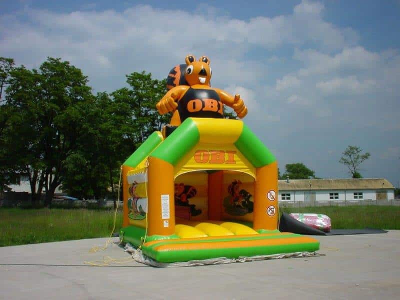 Hüpfburg im freien mit Motiven an den Wänden