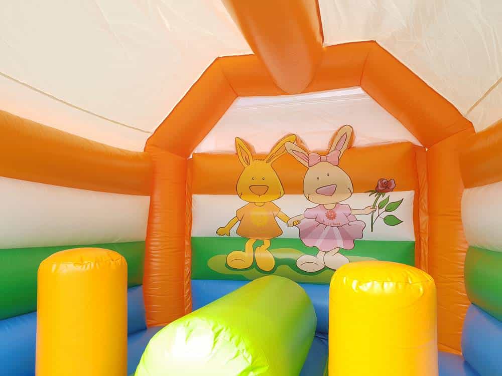 Hüpfburg von Innen mit Hindernissen und zwei Hasenfiguren