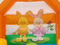 Hüpfburg mit zwei Hasenfiguren an der Rückwand