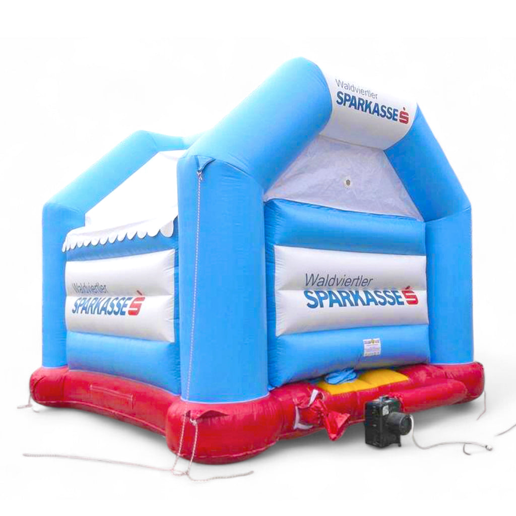 Rückansicht der personalisierten Sparkasse-Hüpfburg mit weißem Dach und Branding auf beiden Seitenflächen