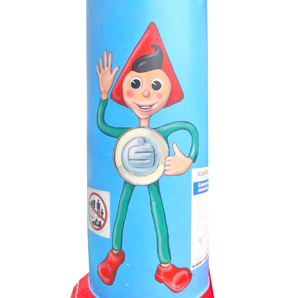 Detailaufnahme der Säule mit Sparkasse-Maskottchen Sparefroh auf blauer Hüpfburgfläche