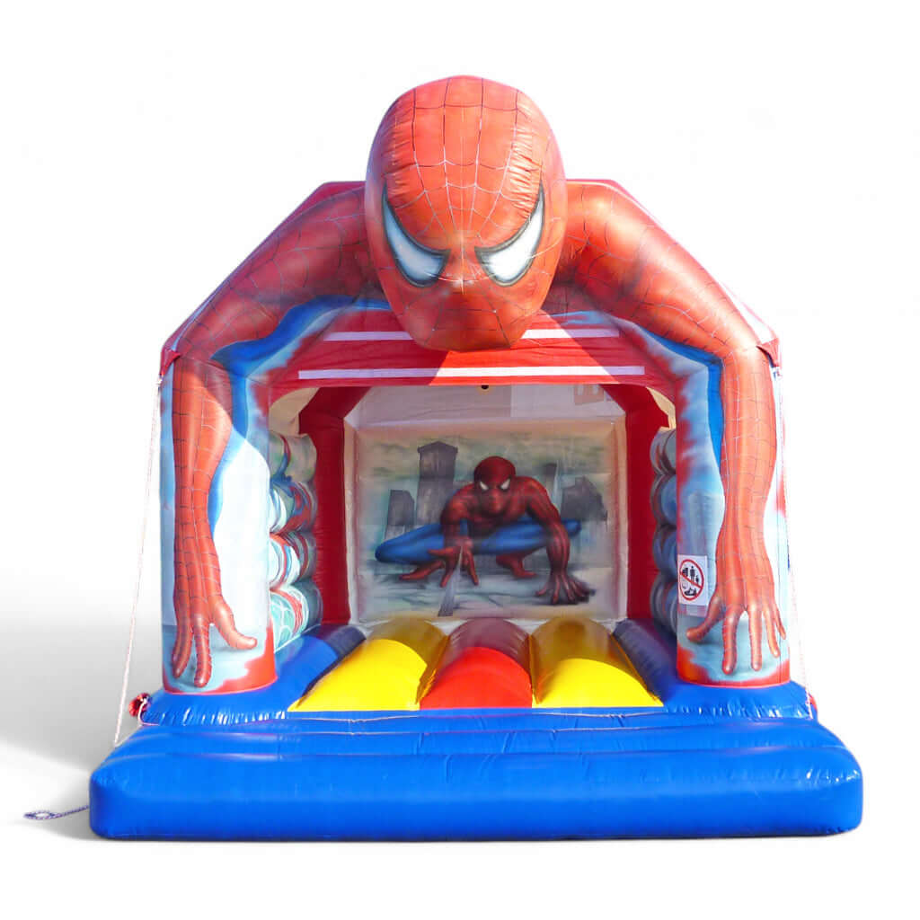 Spiderman in voller Größe aufblasbar mit blau-gelb-roter Hüpffläche.
