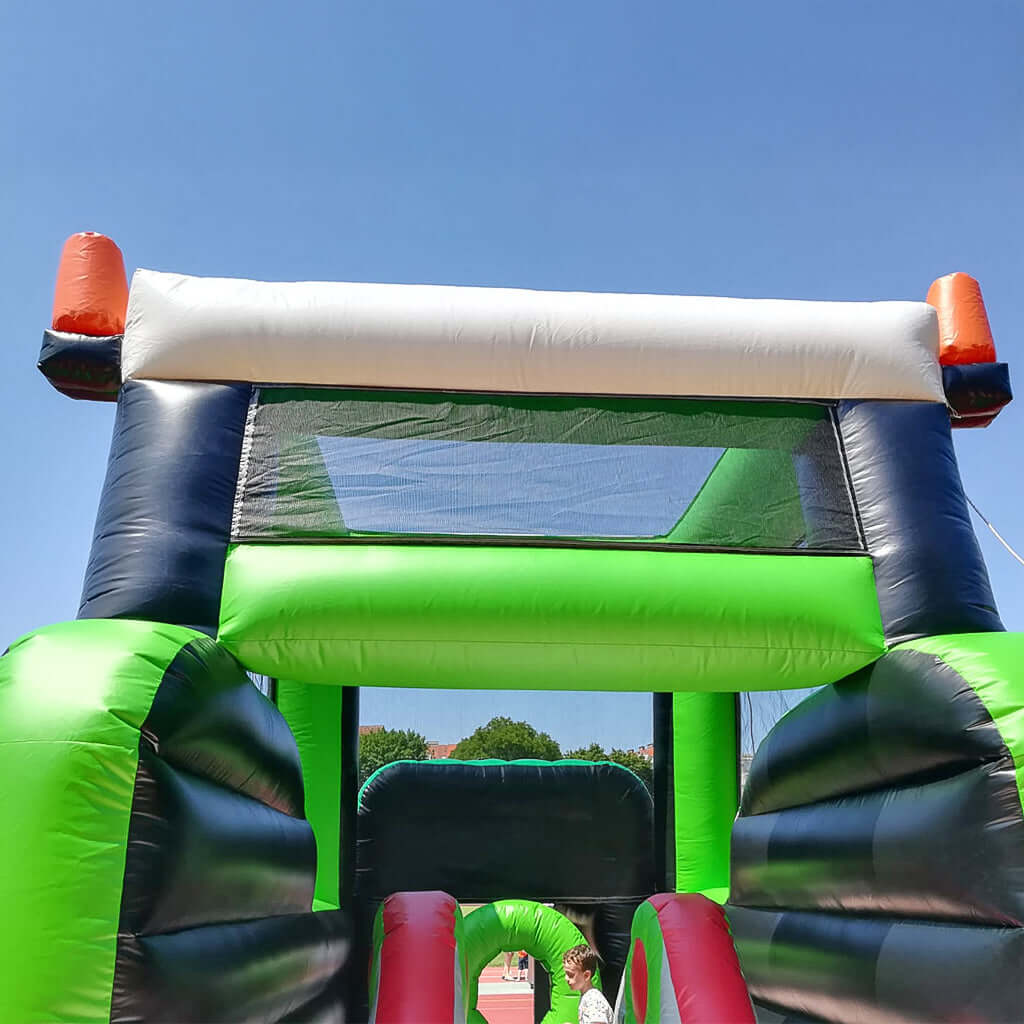 Dach der Traktorhüpfburg.