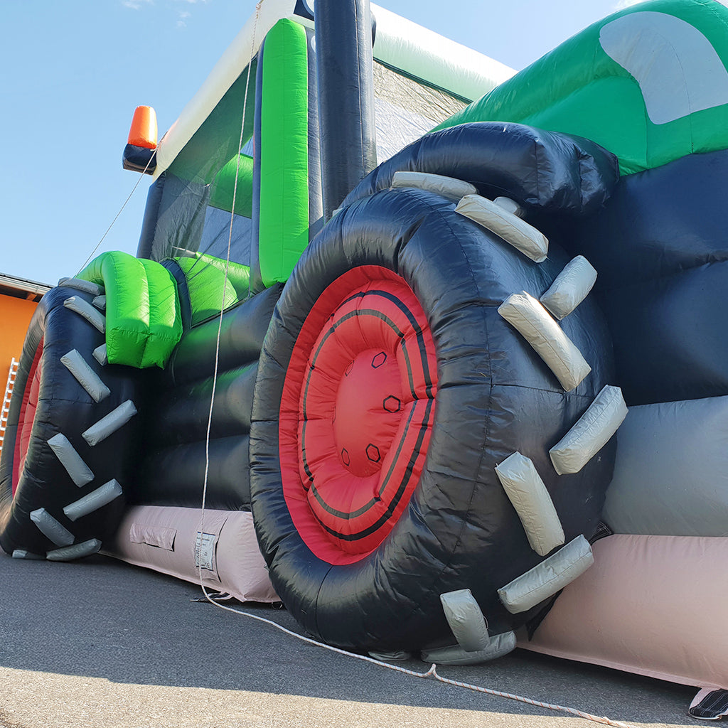 Große aufblasbare Reifenelemente der Huepfburg Traktor zum mieten.