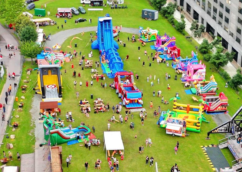 Viele aufblasbare Spielgeräte stehen auf einer großen Wiese.Hüpfburg Hersteller | Hüpfburgen von Happy Fun seit 1985 Viele aufblasbare Spielgeräte stehen auf einer großen Wiese.Hüpfburg Hersteller | Hüpfburgen von Happy Fun seit 1985
