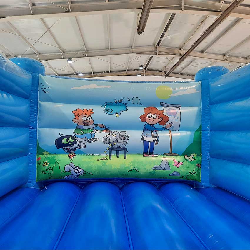 Hüpfburg von innen mit Figuren an der Rückwand