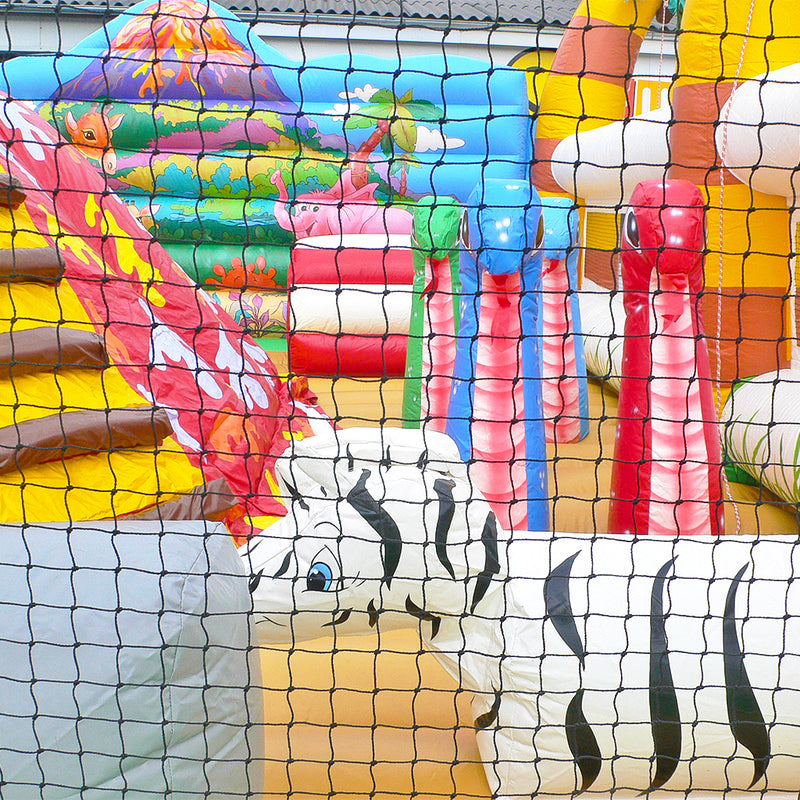 Sicht von außen durch ein benetztes Fenster, blick auf aufgeblasene Schlangen und einem Zebra.