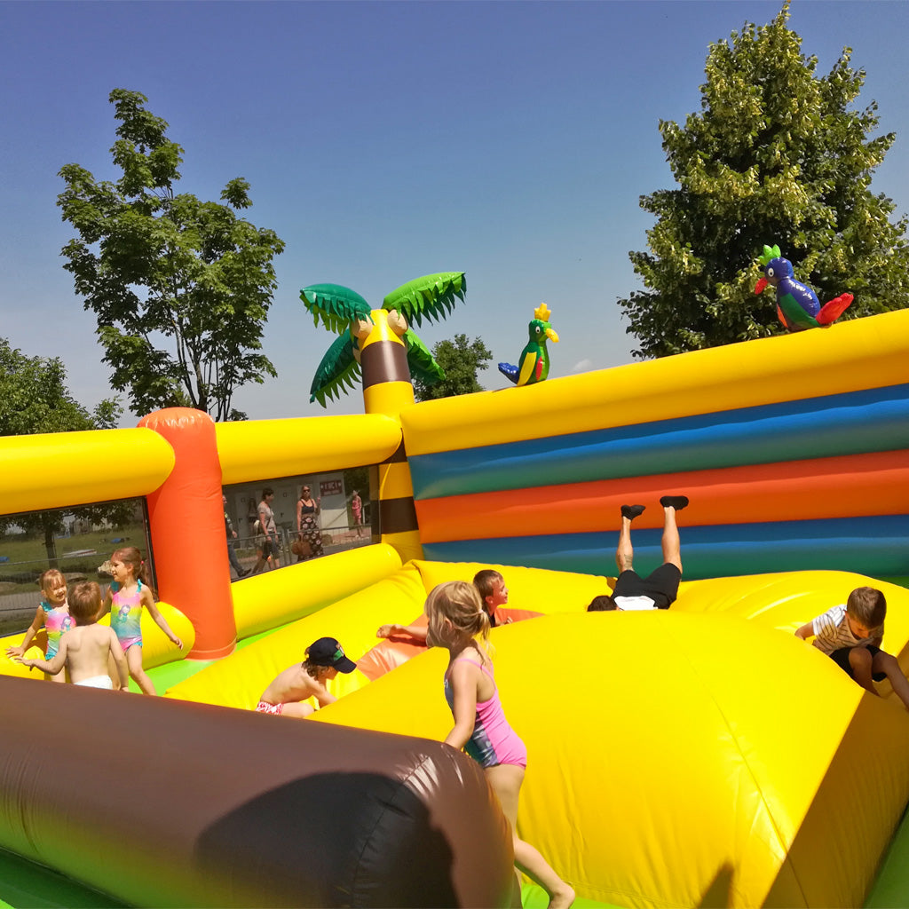 Hüpfburg mit einem wackeligem aufblasbarem Berg auf dem viele Kinder spielen.