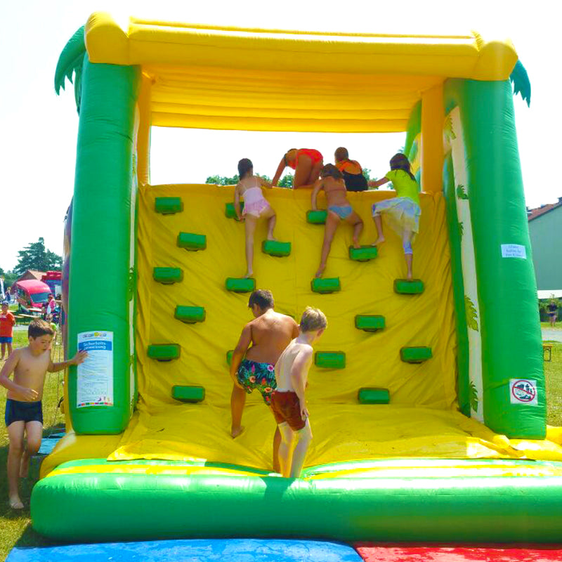 Viele Kinder beim aufstieg auf eine Wasserrutsche von hinten.
