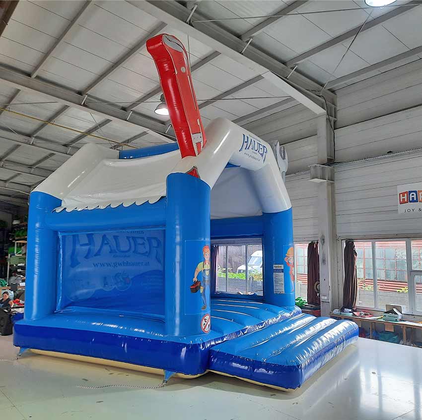 Hüpfburg mit Dach in einer Halle