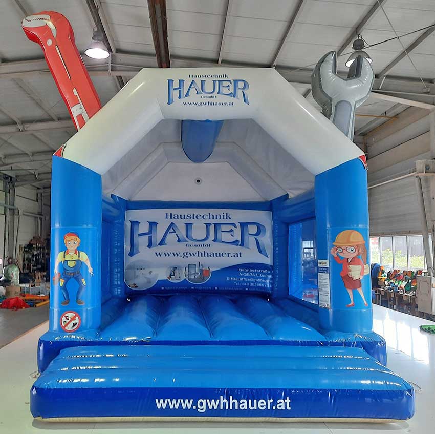 Hüpfburg im Handwerker Stil in einer Halle