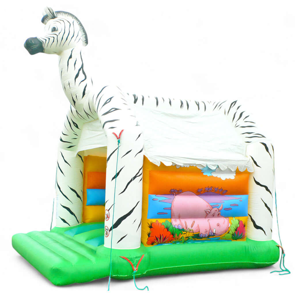 Seitenansicht von der schwarz-weißen Zebra Hüpfburg, auf den Außenwänden ist ein Flusspferd aufgemalt.
