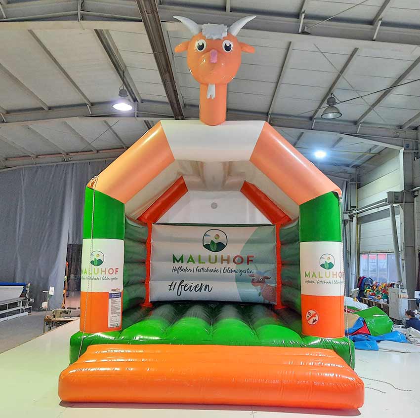 Hüpfburg mit einem Ziegenkopf auf dem Dach