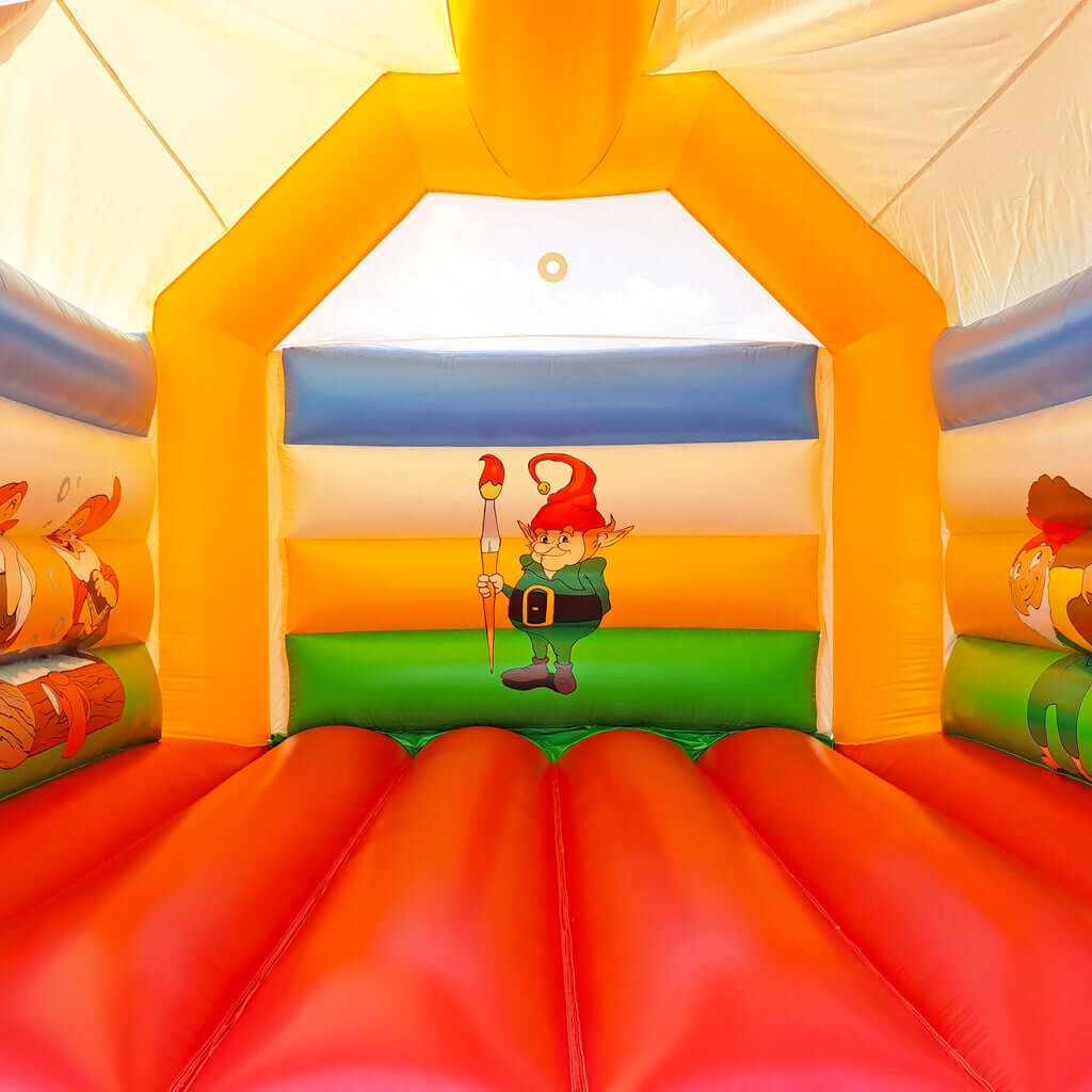 Aufgemalte Zwerge und rote Hüpffläche.