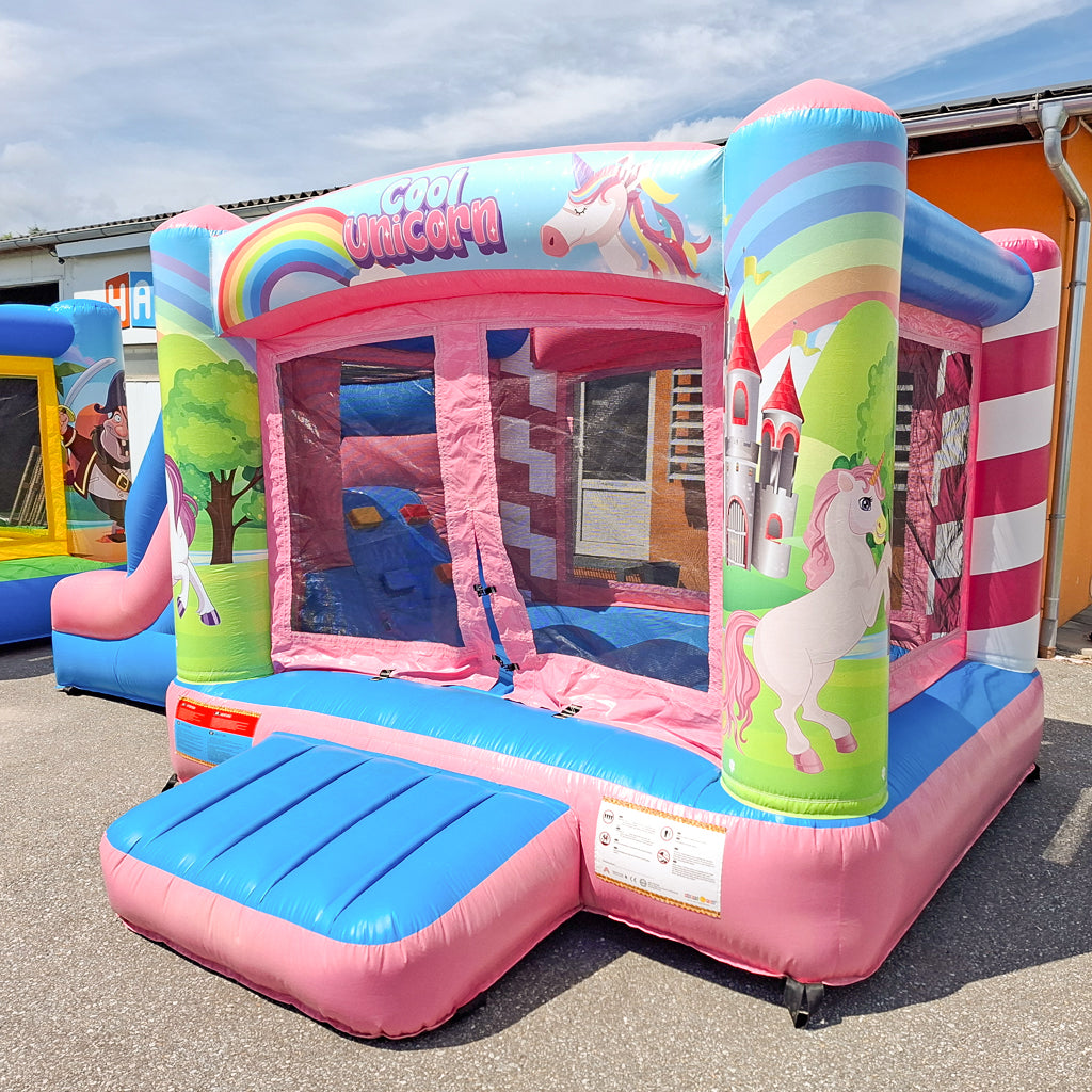 Die Seitenansicht der Hüpfbox Hüpfburg Einhorn, mit vielen Märchenhaften Bemalungen