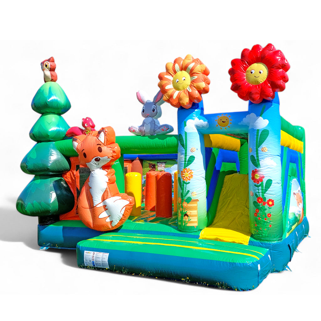 Eine Sonderanfertigung von einer Hüpfburg in Wald und Natur Optik, mit Rutsche, Hindernissen und vielen Farben