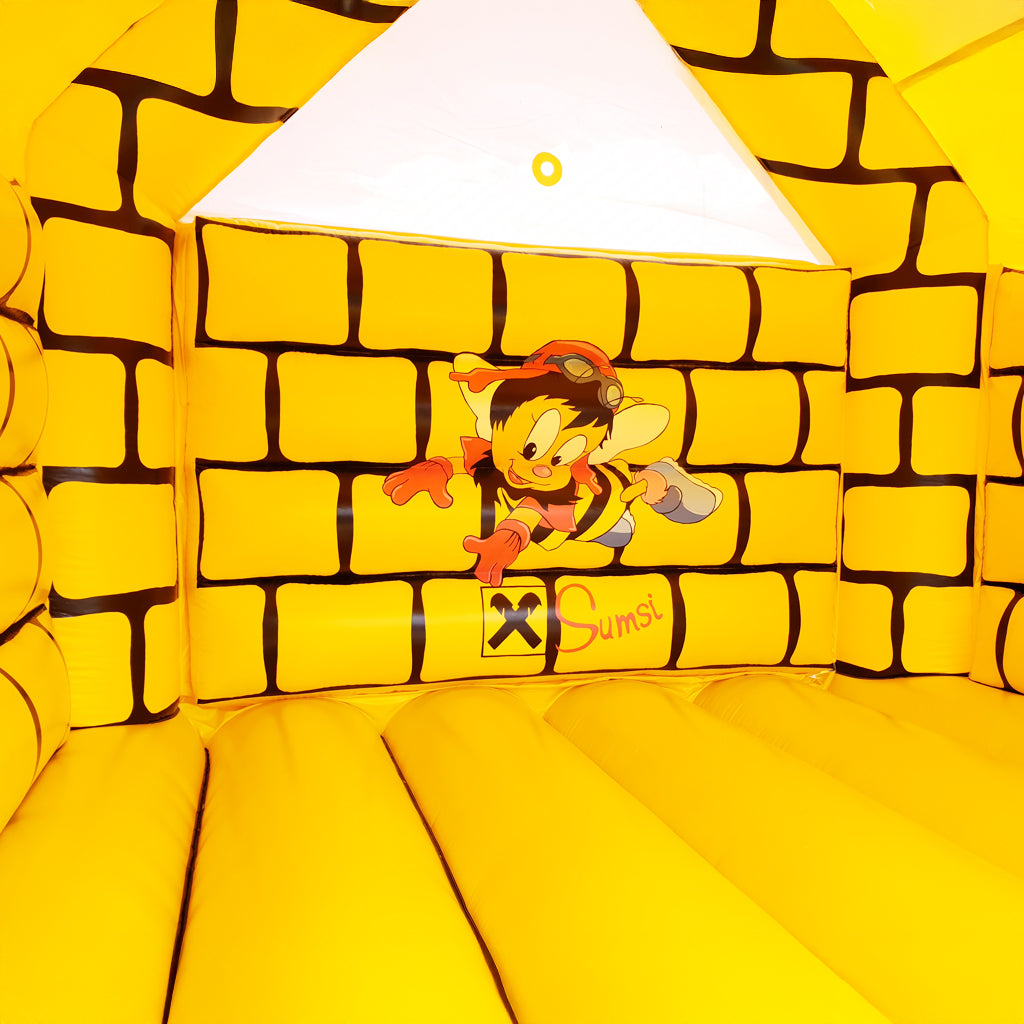 Innenansicht der Sumsi Hüpfburg mit Raiffeisen-Logo – hochwertige gebrandete Hüpfburg kaufen