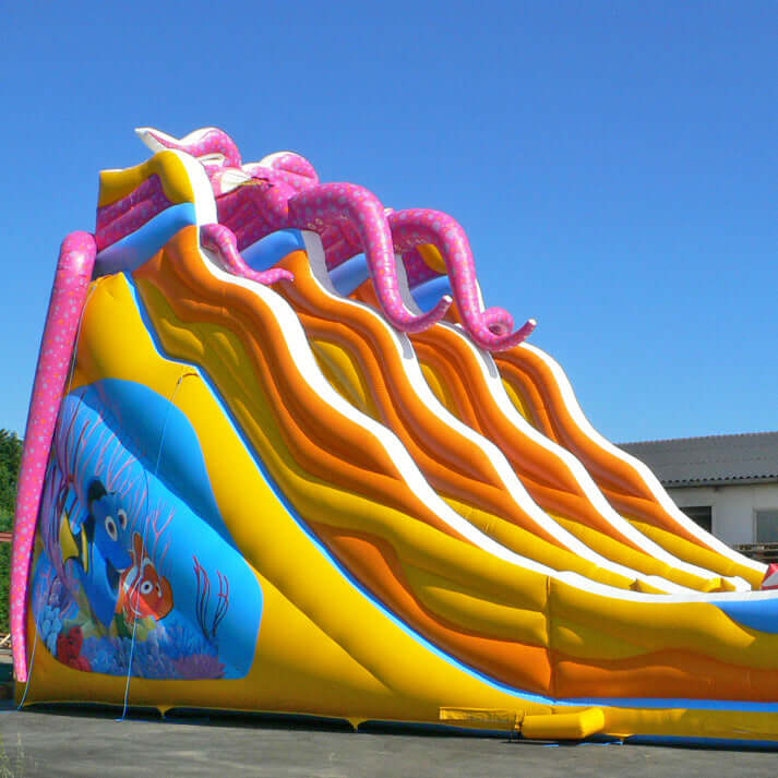 Aufblasbare Riesenrutsche im Ozean-Look mit Seepferdchen, Clownfisch und pinkem Oktopus – farbenfrohe Wasserwelt für Kinder