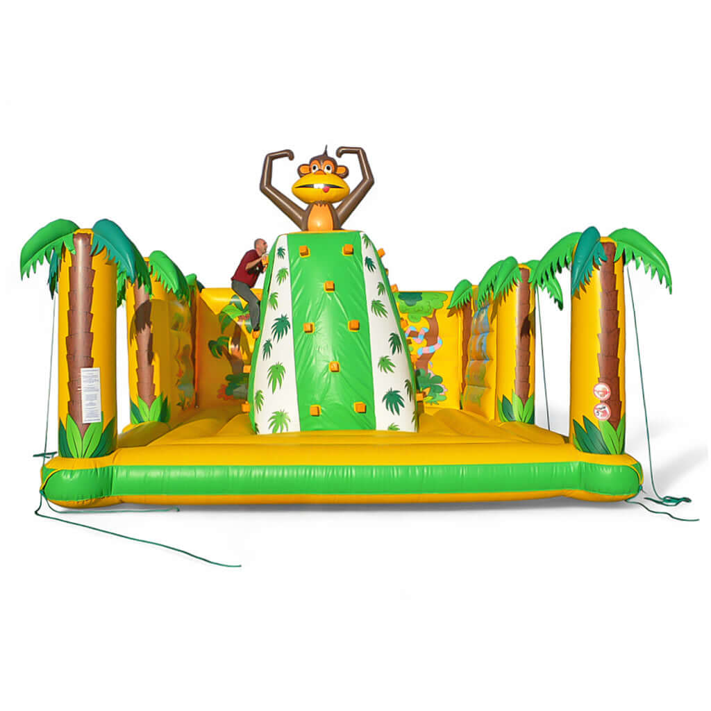 Aufblasbarer Kletterberg Affe in Grün und Gelb mit Palmen und Klettergriffen – ideales Spielmodul für kleine Kletterfans.