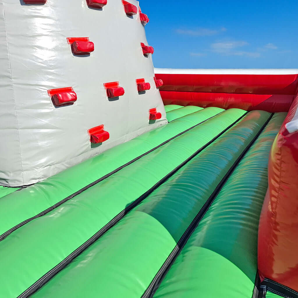 Detailansicht der aufblasbaren Kletterwand mit rutschfester Fläche und bunten Griffen - sicherer Spaß für mutige Kletterfans jeden Alters.