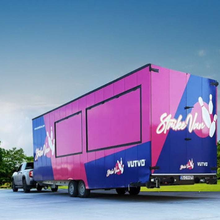 Mobile Bowling Anlage die von einem Auto gezogen wird