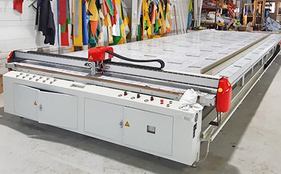 Ein PVC Cutter Plotter steht in einer Hüpfburg Produktion.