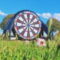 Spieler schießen Klett-Fußbälle gezielt auf eine überdimensionale Dartscheibe, Geschick und Präzision stehen im Vordergrund bei diesem sportlichen Eventmodul.