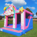 Märchenhafte Hüpfburg mit fröhlichem Einhorn-Design und integrierter Rutsche, Kinder hüpfen, klettern und rutschen in einer bunten Fantasiewelt voller Magie und Bewegung