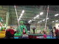 Video das ein Kind auf einem Bungee Trampolin beim springen zeigt das zu mieten ist.
