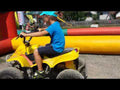 Viedeo das Kinder bei einem Quad Rennen  mit aufblasbarer Barriere zeigt.
