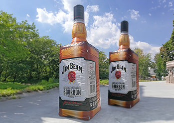 Zwei aufblasbare Jim Beam Flaschen stehen nebeneinander. Aufblasbare Produktnachbildung kaufen | Werben in Großformat Zwei aufblasbare Jim Beam Flaschen stehen nebeneinander. Aufblasbare Produktnachbildung kaufen | Werben in Großformat