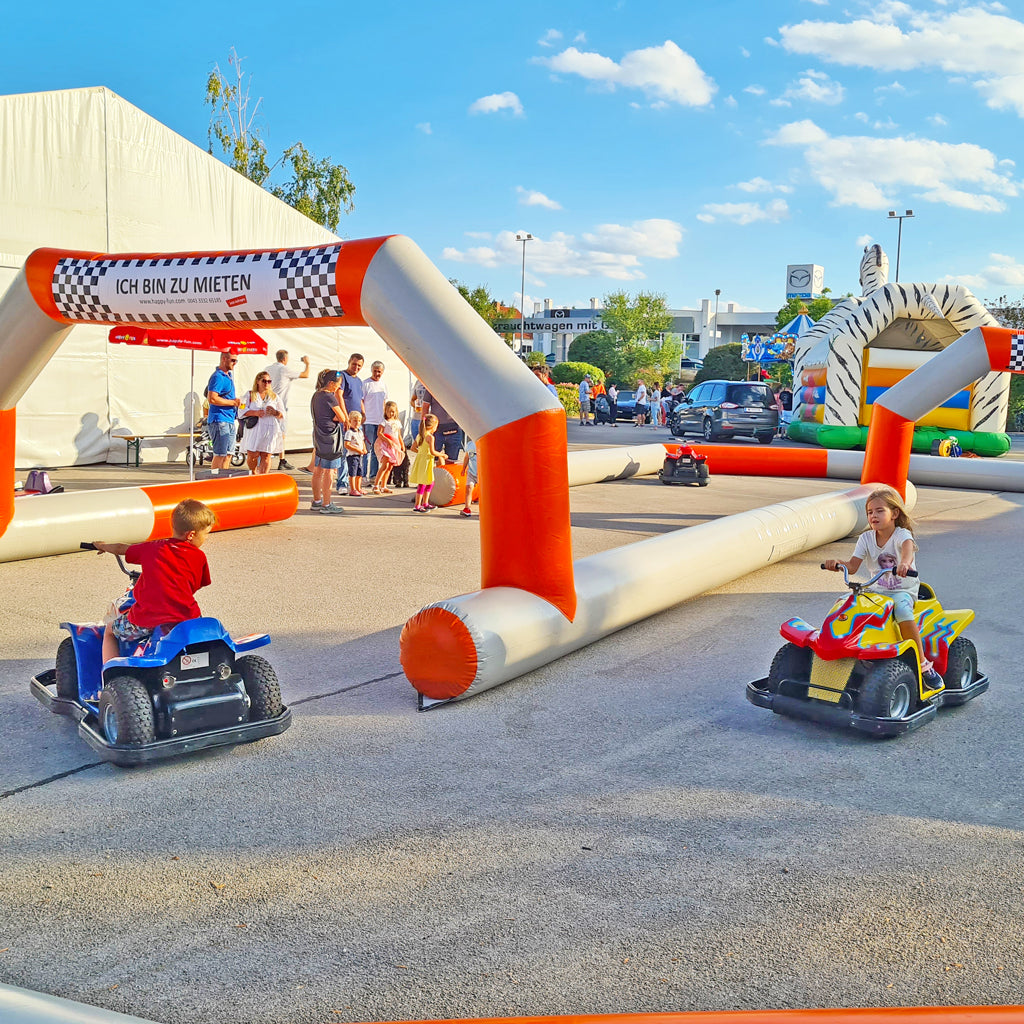 Aufblasbare Quad Bahn mit 3 Elektroquads.