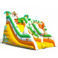 Aufblasbare Riesenrutsche im Dschungel Design mit 3D Tieren auf weissen Hintergrund