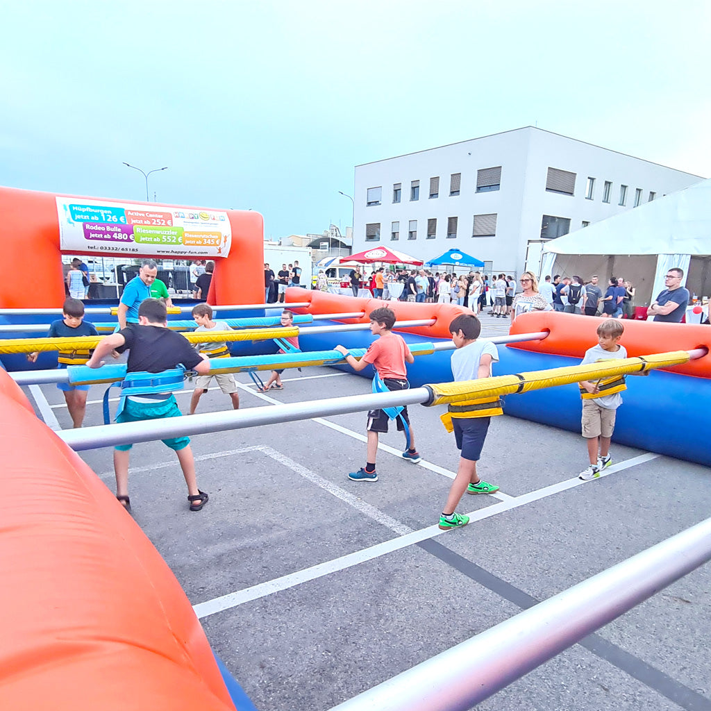 Riesenwuzzler mieten 10 Spieler blau/orange 13,5×7 m – Teamevent - Riesenwuzzler-Turnier ✔ jetzt Wuzzler-Turnier planen Riesenwuzzler mieten 10 Spieler blau/orange 13,5×7 m – Teamevent - Riesenwuzzler-Turnier ✔ jetzt Wuzzler-Turnier planen