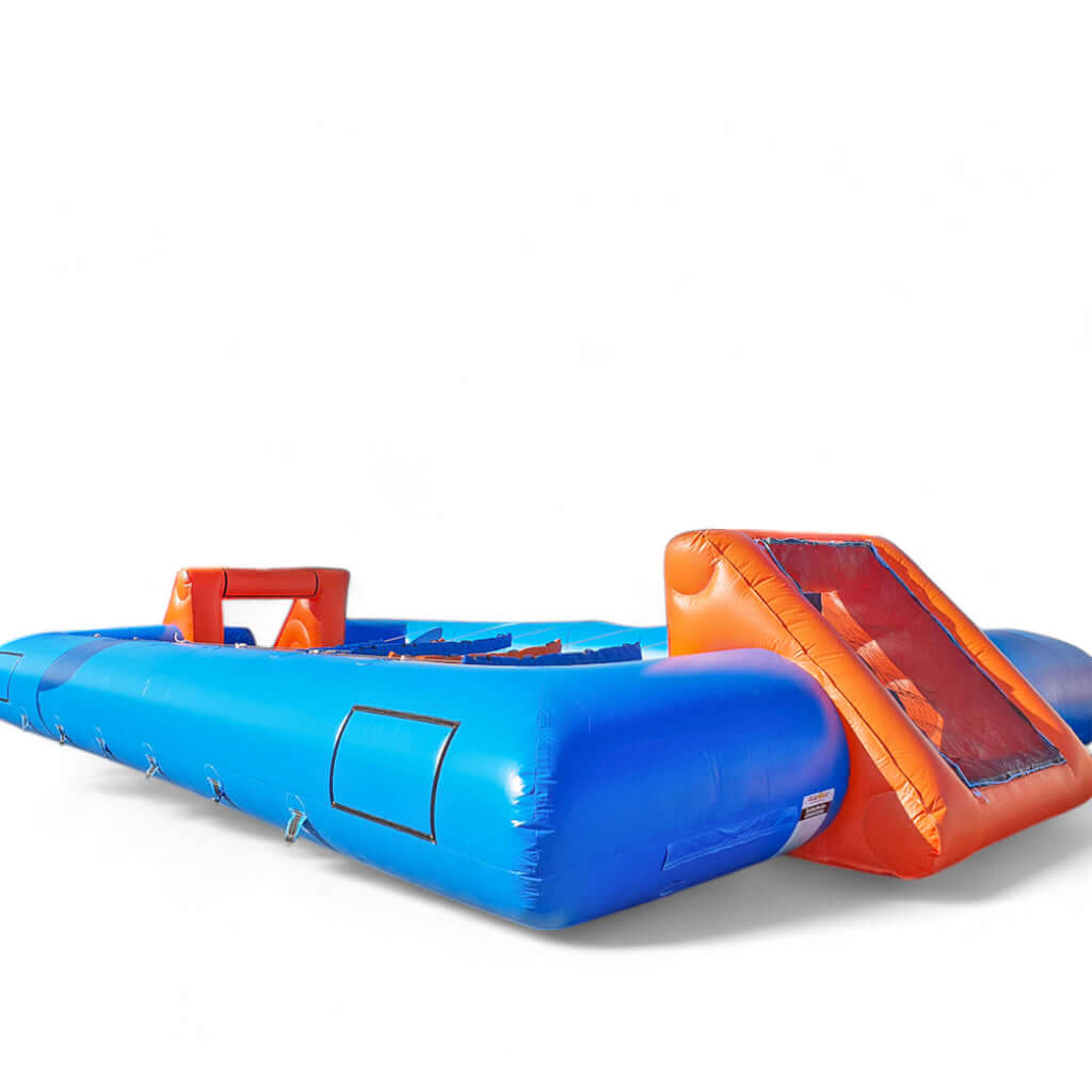 Gesamtansicht des aufblasbaren Menschenkickers mit Rampe, Spielfeld und Tor in Blau-Orange